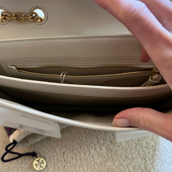 Soft white patent leather Tory Burch chain shoulder bag - Picture 3 of 3